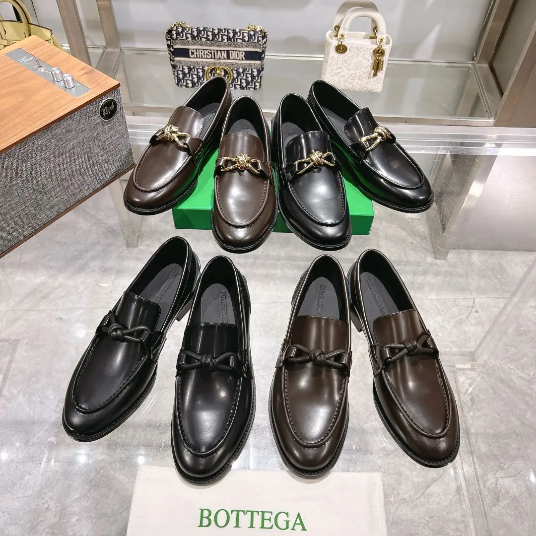 [BV] Top P: 860💰 Size: Female 35-39 (Female 40 custom-made) Male 39-44 (38.45 non-refundable) Bottega Veneta 2025 Autumn and Winter counter style! Small round toe loafers! Imported leather outsole! Imported open edge beaded cowhide! Solid color Niuli!